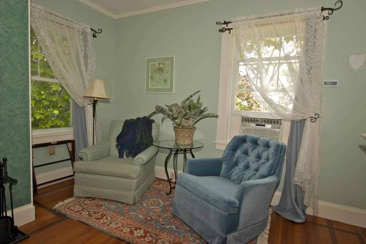 Howarth House Bed And Breakfast Fitchburg Exterior foto