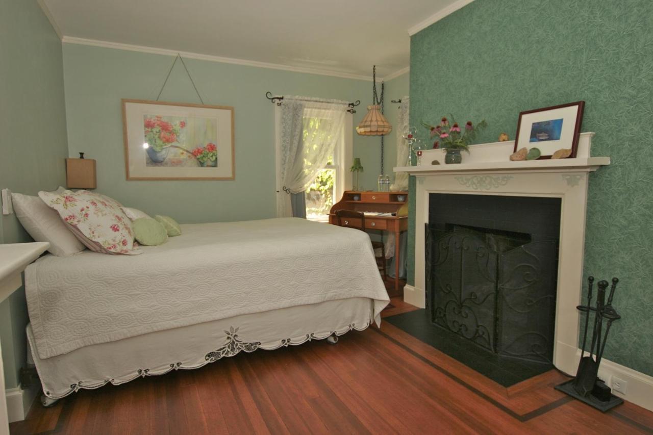 Howarth House Bed And Breakfast Fitchburg Exterior foto